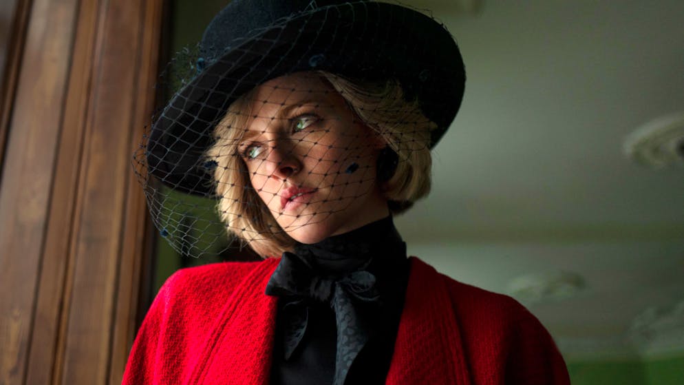 Aus diesem Winkel sieht die Schauspielerin Kristen Stewart der Princess Di wie aus dem Gesicht geschnitten. Das Biopic dürfte also rein optisch vielversprechend sein.