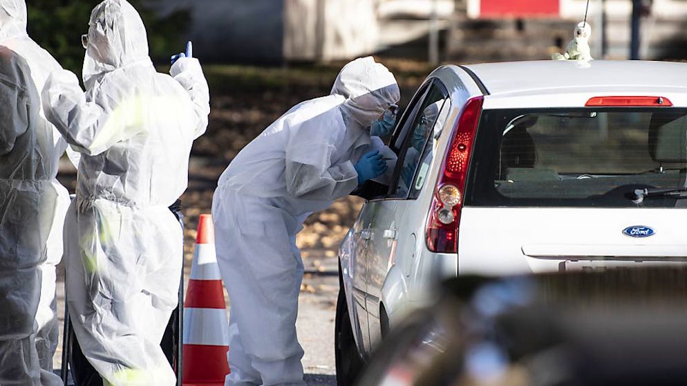 Eine Pflegefachperson entnimmt einen Abstrich in einem Corona Drive-in-Testcenter. Der Kanton Luzern schliesst wegen mangelnder Nachfrage zwei seiner drei Standorte. (Symbolbild)