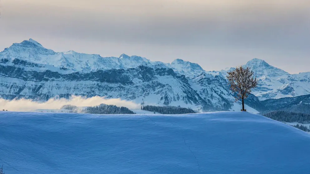 Das verschneite Emmental und die Berner Alpen: Gebietsweise herrscht nun die Lawinen-Gefahrenstufe 5. (Symbolbild)