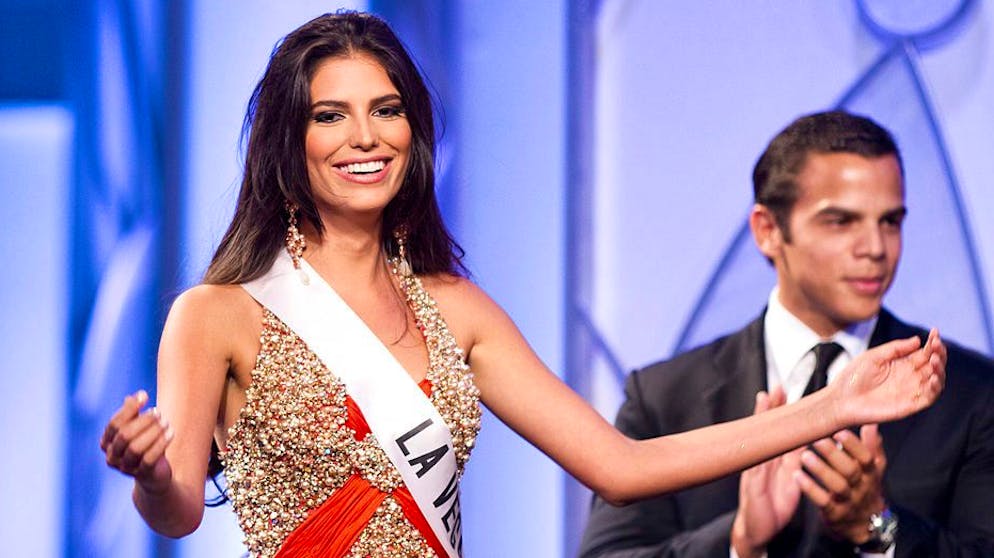 Carlina Duran, 25, reacts after being crowned Miss Dominican Republic 2012 in Santo Domingo, on April 17, 2012. Duran will represent the country in the Miss Universe competition. AFP PHOTO / ERIKA SANTELICES (Photo credit should read ERIKA SANTELICES/AFP via Getty Images)
