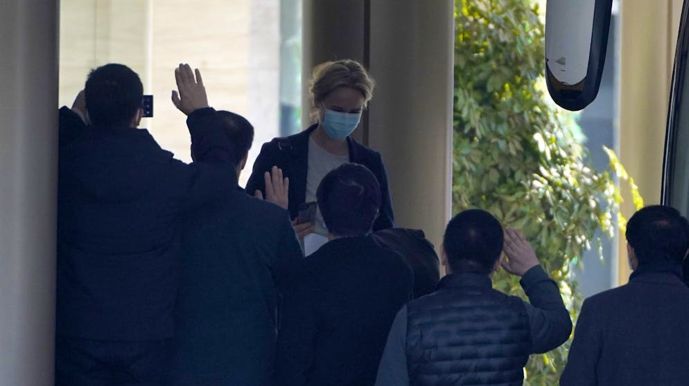 Eine Expertin der WHO verlässt nach der Quarantäne ihr Hotel in Wuhan.