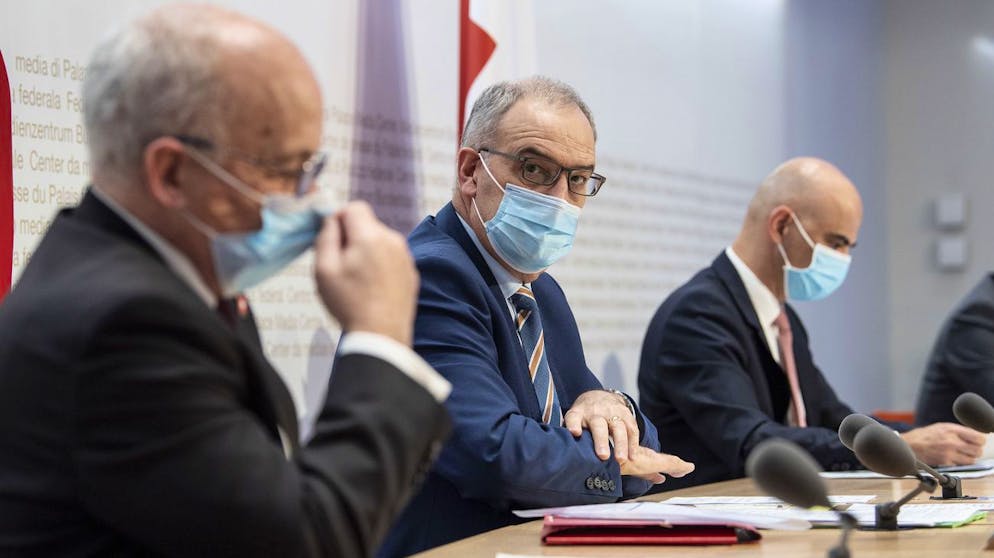 Bundesräte Ueli Maurer, Bundespräsident Guy Parmelin und Bundesrat Alain Berset (von links) sprechen am 27. Januar 2021 auf einer Medienkonferenz in Bern zur aktuellen Corona-Lage.