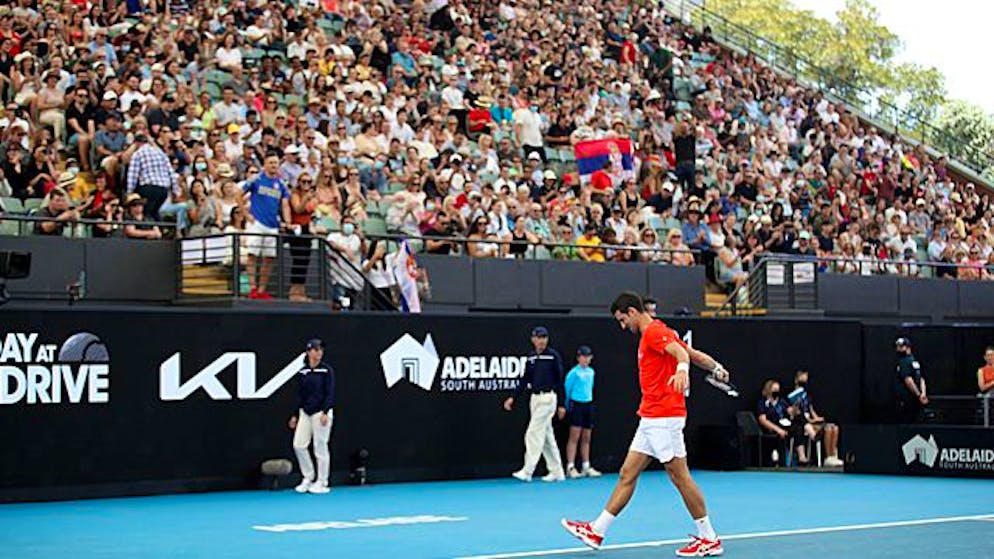 Ein Bild wie aus vergangenen Tagen: Djokovic wird in Adelaide von Fans gefeiert.