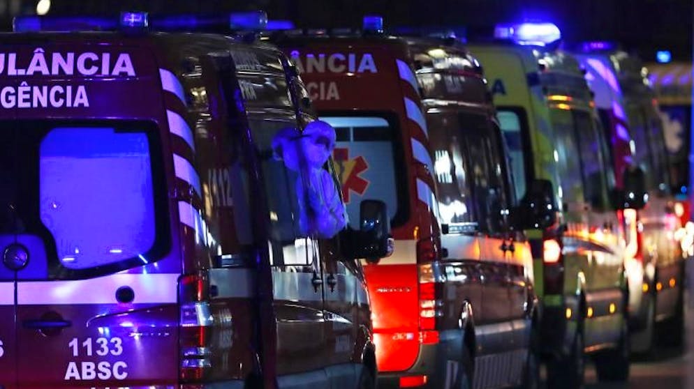 Bilder des Tages. Schlange an der Notaufnahme: Rettungssanitäter warten vor dem Santa Maria Krankenhaus in Lissabon, um Covid-19-Patienten zu übergeben. Portugal gehört momentan zu den Ländern mit den weltweit höchsten Neuinfektionszahlen im Verhältnis zur Einwohnerzahl. (28.1.2021)