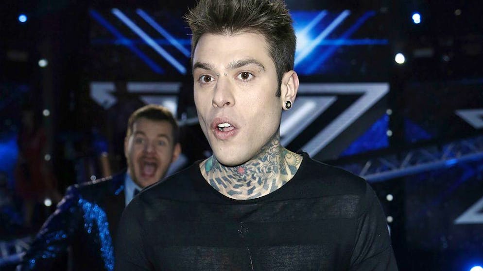 Uno scoop di «Chi». Fedez avvistato con una nuova compagna che si nasconde il volto: di chi si tratta?