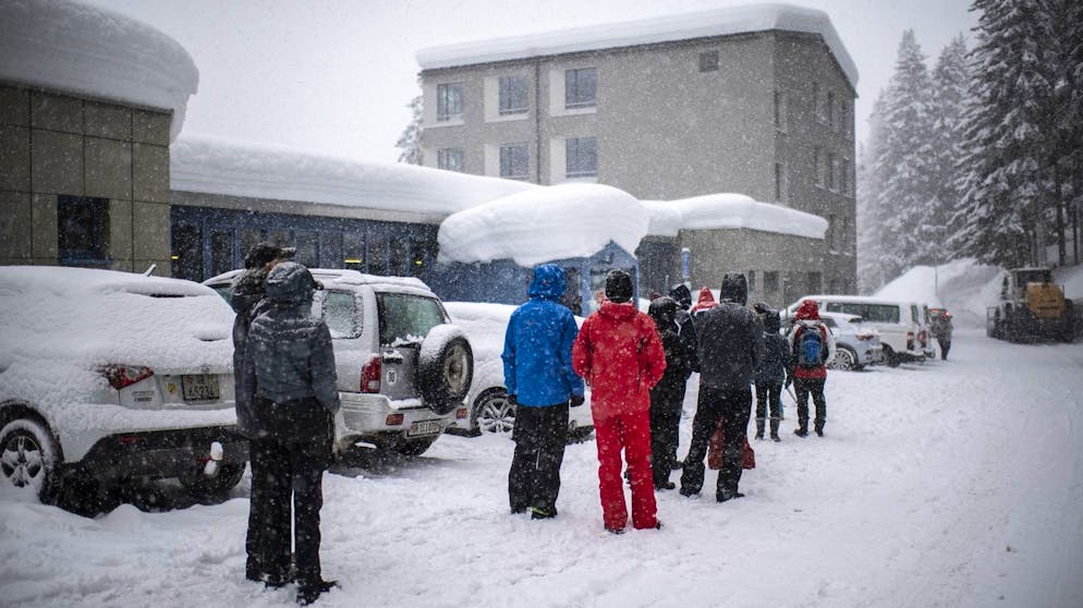 Menschen warten auf ihren Covid-Test, am Freitag, 29. Januar 2021, in Arosa. Die Schule bleibt nach einem Ausbruch des mutierten Coronavirus geschlossen. Heute und morgen finden freiwillige Flaechentests fuer die ganze Bevoelkerung statt. (KEYSTONE/Gian Ehrenzeller)