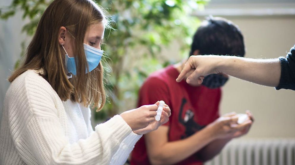 In Kilchberg ZH sollen alle 650 Schülerinnen und Schüler auf Corona getestet werden. Im Bild die Teilnehmerin eines freiwilligen Schul-Massentest in Graubünden Anfang Januar. (Archivbild)