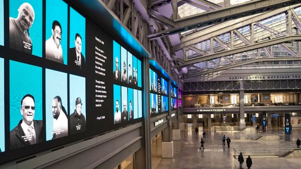 Bilder des Tages. Gedenken: Die New Yorker Verkehrsbetriebe ehren 136 Mitarbeiter, die am Coronavirus gestorben sind, mit einer digitalen Gedenkstätte an 107 U-Bahn-Stationen – wie hier in der Moynihan Train Hall im New Yorker Stadtteil Manhattan. (29.1.2021)