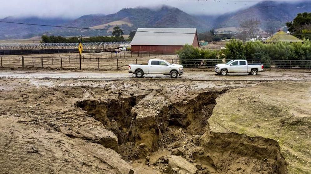 Bilder des Tages. «Minor Canyon»: Schwere Regenfälle haben im kalifornischen Monterey County zu Schlammlawinen, Überschwemmungen und zu dieser beeindruckenden Mini-Schlucht geführt. (28.1.2021)