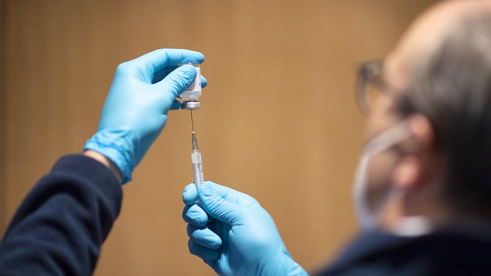 Le dosi di vaccino vengono preparate presso il Centro di immunizzazione e test di Davos GR.  (foto d'archivio)