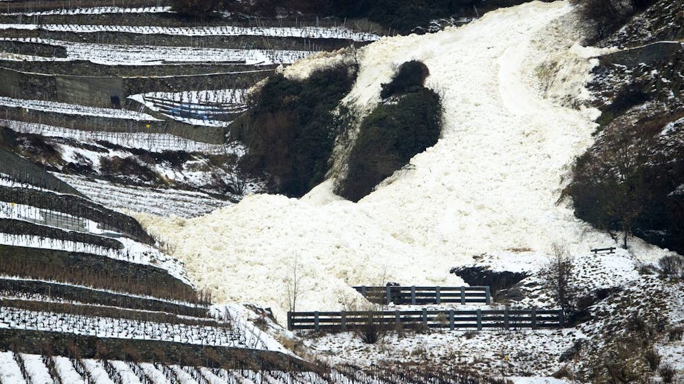 Une coulee de neige, avalanche, est photographiee dans les vignes a Saxe, sur la commune de Fully ce jeudi 28 janvier 2021. Le degre de danger est passe a 4 sur tout le Valais romand et le Chablais vaudois, une situation assez rare. (KEYSTONE/Laurent Gillieron)