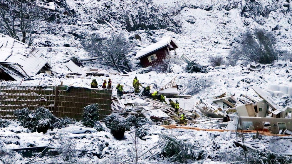 epa08914481 Rescue crews are working in the landslide area where a large landslide occurred at Ask in Gjerdrum municipality, Norway, 01 January 2021. Several homes have been taken by the avalanche and ten people remain missing after one body was found. More than 1,000 people in the area have been evacuated. EPA/Terje Bendiksby NORWAY OUT
