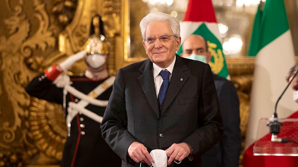 Sergio Mattarella, Staatspräsident von Italien, verlässt nach einer Pressekonferenz den Präsidentenpalast. Foto: Alessandra Tarantino/AP/dpa
