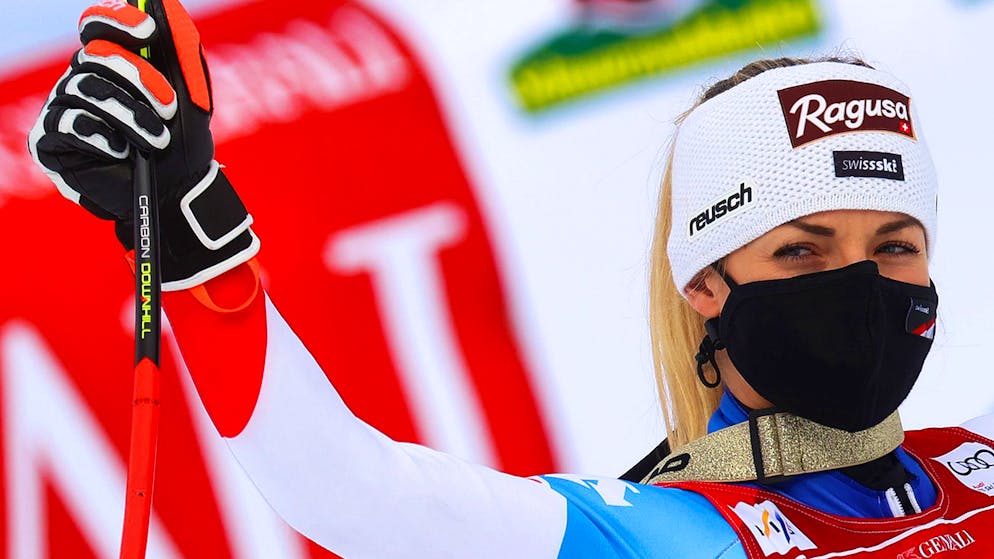 30.01.2021, Bayern, Garmisch-Partenkirchen: Ski alpin: Weltcup, Super G, Damen: Lara Gut-Behrami aus der Schweiz (Erste) steht bei der Siegerehrung. Foto: Karl-Josef Hildenbrand/dpa +++ dpa-Bildfunk +++ (KEYSTONE/DPA/Karl-Josef Hildenbrand)