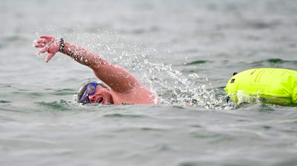 Bilder des Tages. Mehr als zwei Kilometer durch den eiskalten Bodensee: Der Extremschwimmer Paul Bieber hat mit seinem Versuch den deutschen Rekord im Distanz-Eisschwimmen gebrochen. Der 37-Jährige schwamm bei unter fünf Grad Wassertemperatur 2210 Meter weit. 43,03 Minuten brauchte er dafür. (30.1.2021)