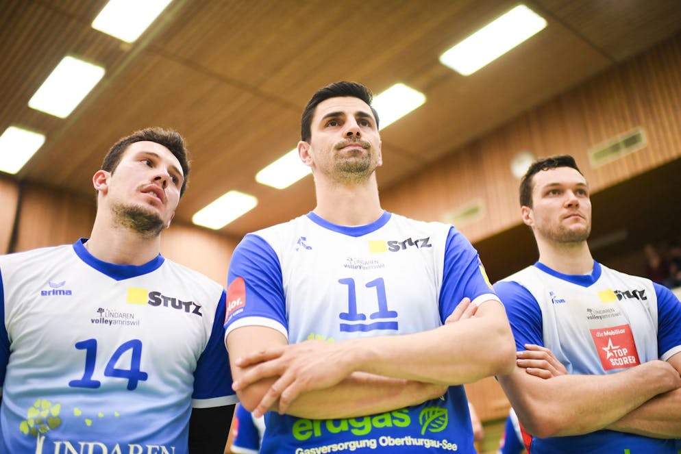 Die enttaeuschten Amriswiler Jovan Djokic, Aleksandar Ljubicic und Topscorer Thomas Zass, von links, nach dem dritten Spiel des Volleyball Nationalliga A Playoff Finals zwischen Lindaren Volley Amriswil und Lausanne Universite Club (LUC), am Dienstag, 23. April 2019, in Amriswil. (KEYSTONE/Gian Ehrenzeller)