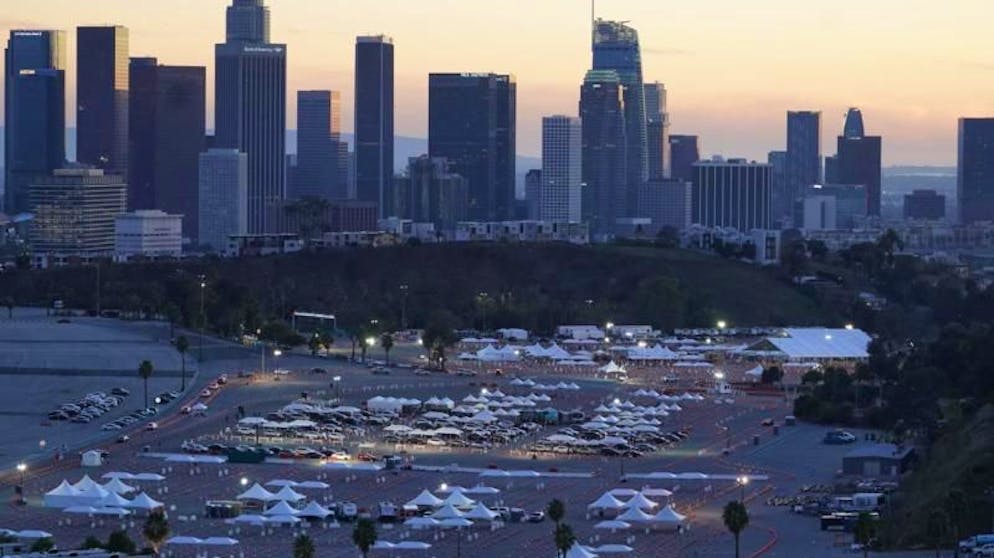 Bilder des Tages. Imposante Kulisse: In Los Angeles können sich die Menschen unter anderem auf dem Parkplatz des Dodger Stadium gegen Corona impfen lassen. (31.1.2021)