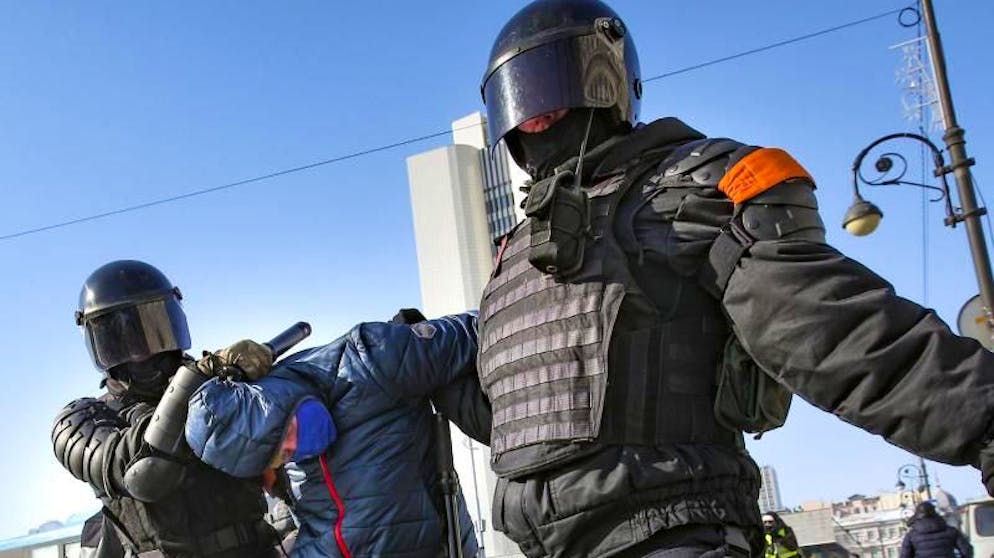 Bilder des Tages. Während einer Demonstration gegen die Inhaftierung von Kremlkritiker Nawalny führen russische Polizisten einen Mann ab. (31.1.2021)