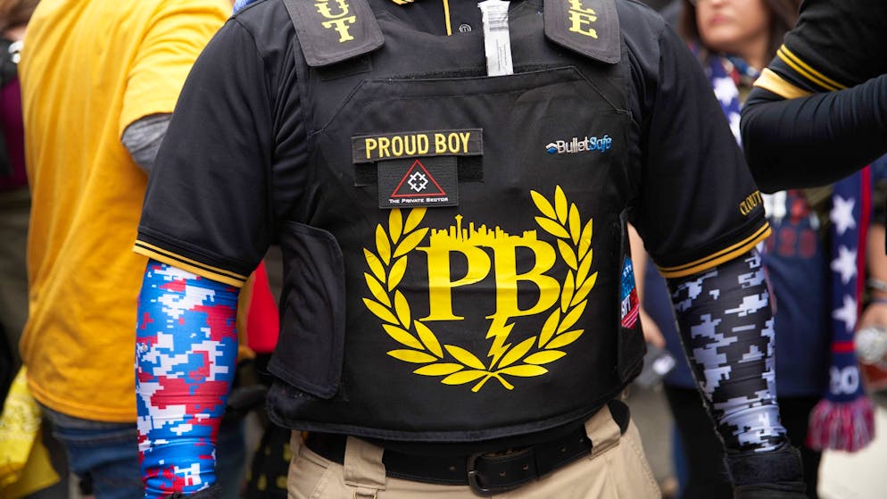 Ein Anhänger der «Proud Boys» Mitte Dezember bei einer Demo für den damaligen US-Präsidenten Trump.