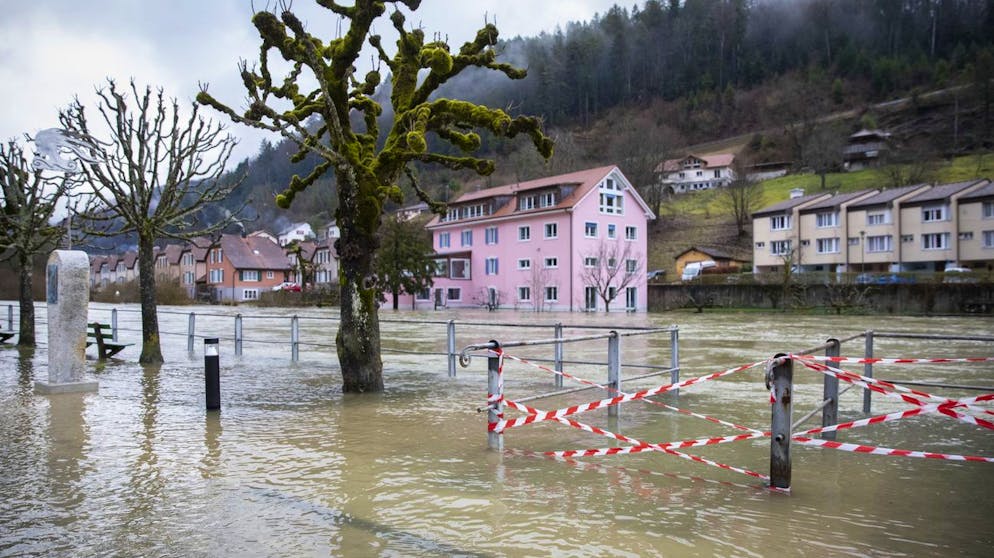 Bilder des Tages. Ein überfluteter Platz beim Flussufer in Saint-Ursanne. Der Fluss Doubs trat nach starken Regenfällen über die Ufer. (31.1.2021)