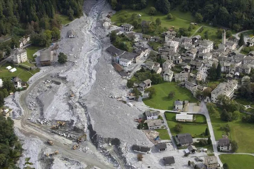 Il paese di Bondo travolto dalle colate detritiche