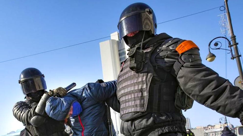 Polizisten nehmen in Wladiwostok einen Demonstranten fest.