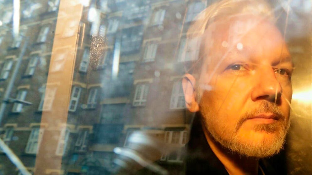 Julian Assange, Gründer von Wikileaks, sitzt nach einer Gerichtsverhandlung in einem Fahrzeug. (Archivbild)