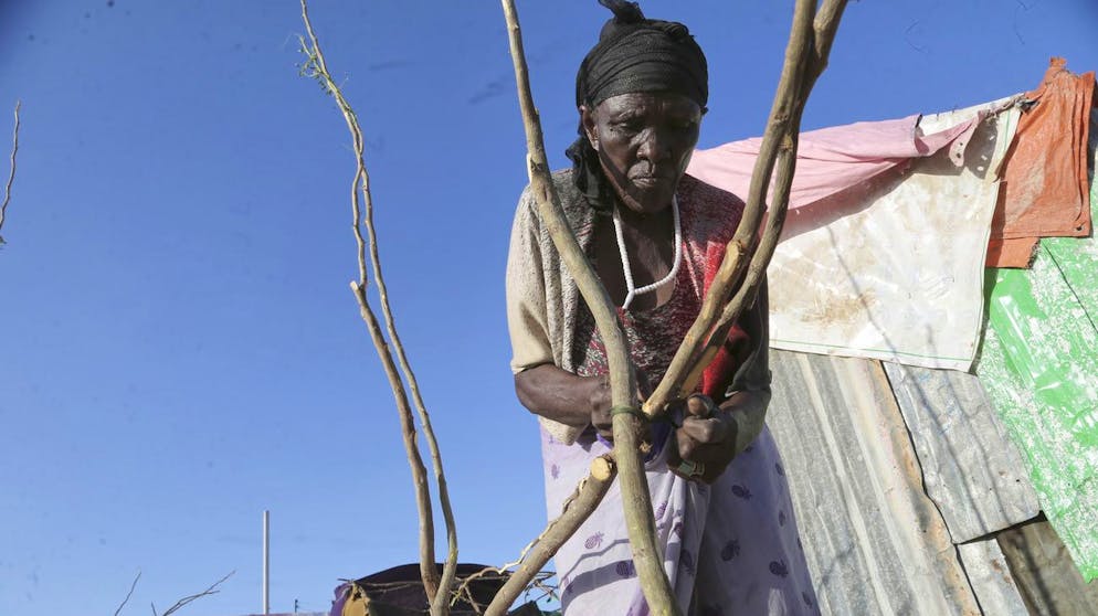 Eine Frau baut eine notdürftige Unterkunft im Daynile-Lager in Mogadischu. Das Coronavirus ist auf der Liste der Sorgen weit unten.