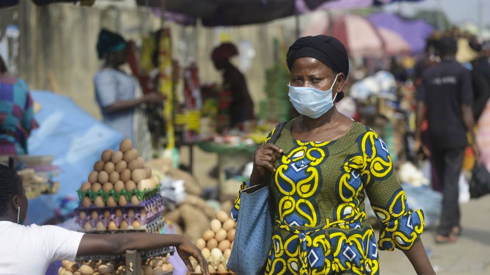 Menschen beim Einkaufen auf einer Strasse in Lagos, Nigeria am 31. Dezember 2020.