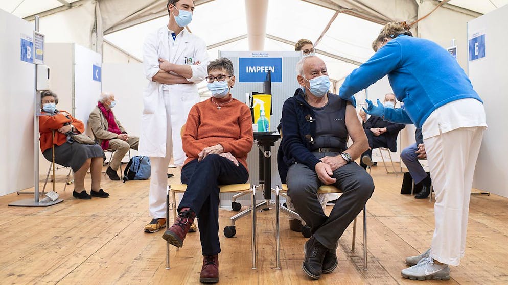 Impfstart im Kanton Zürich: Als erstes wurde das Ehepaar Stüssi auch Wetzikon gegen Covid-19 geimpft.