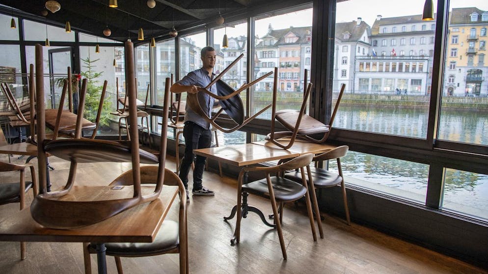 Das Cafe Mill`Feuille am Muehlenplatz in der Stadt Luzern wird vom Personal zusammengeraeumt, nachdem die Corona Massnahmen des Bundes die Schliessung aller Restaurants und Cafes fordert, waehrend der Corona-Pandemie am Dienstag, 22. Dezember 2020 in der Luzerner Altstadt. (KEYSTONE/Urs Flueeler)