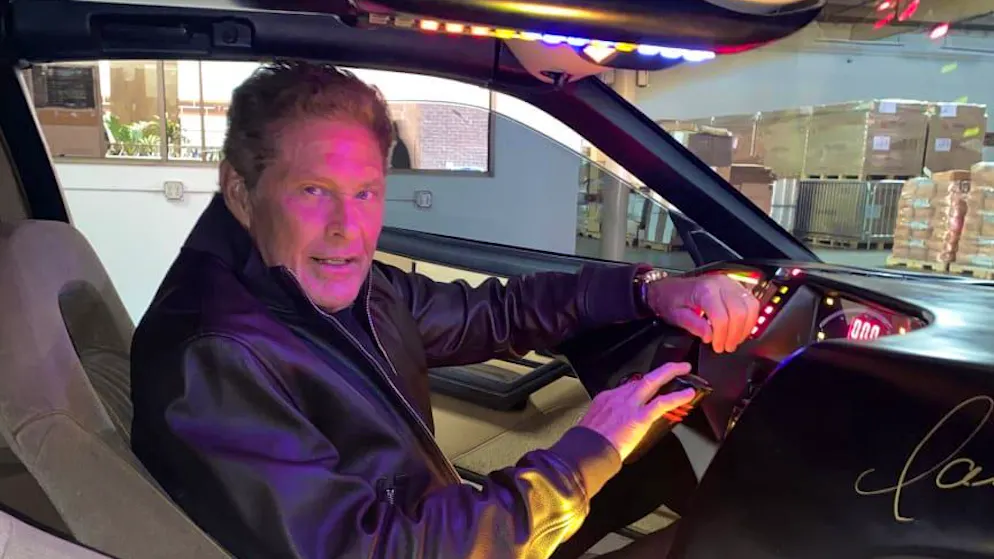 «Knight Rider». David Hasselhoff versteigert K.I.T.T. und Badehose