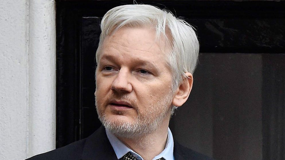 Wikileaks-Gründer Julian Assange spricht 2016 von einem Balkon der Botschaft von Ecuador zu Journalisten.