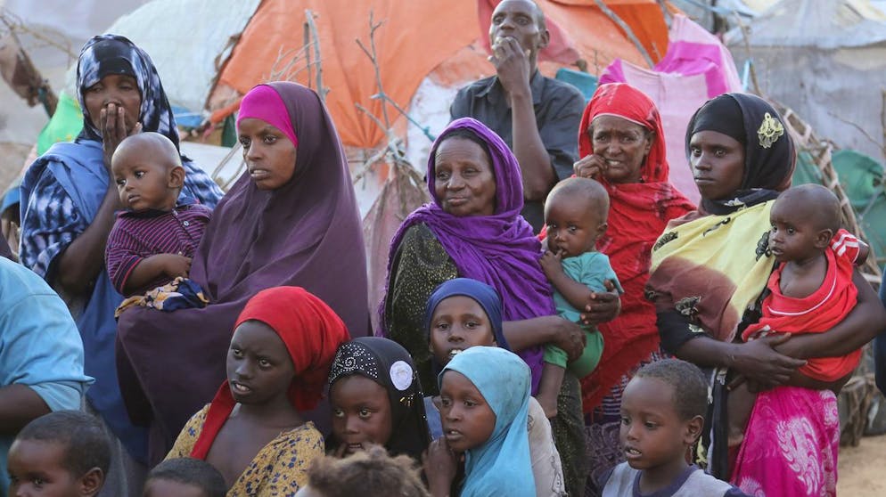 Inlands-Flüchtlinge versammeln dich im Daynile-Lager in Mogadishu, Somalia. Während die reichen Länder mit dem Impfen begonnen haben, fürchten sich Experten vor einer unbemerkten Ausbreitung des Virus