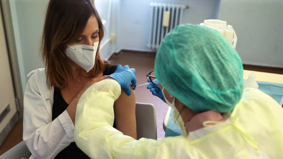 epa08918754 Medical personnel administer vaccine against Covid-19 inside of Spedali Civili hospital, in Brescia, Italy, 04 January 2021. EPA/Filippo Venezia