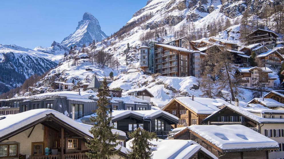 The Matterhorn (left) and the Hotel Omnia (right, building with the bay), pictured in Zermatt, Canton of Valais, Switzerland, on February 13, 2019. (KEYSTONE/Christian Beutler)