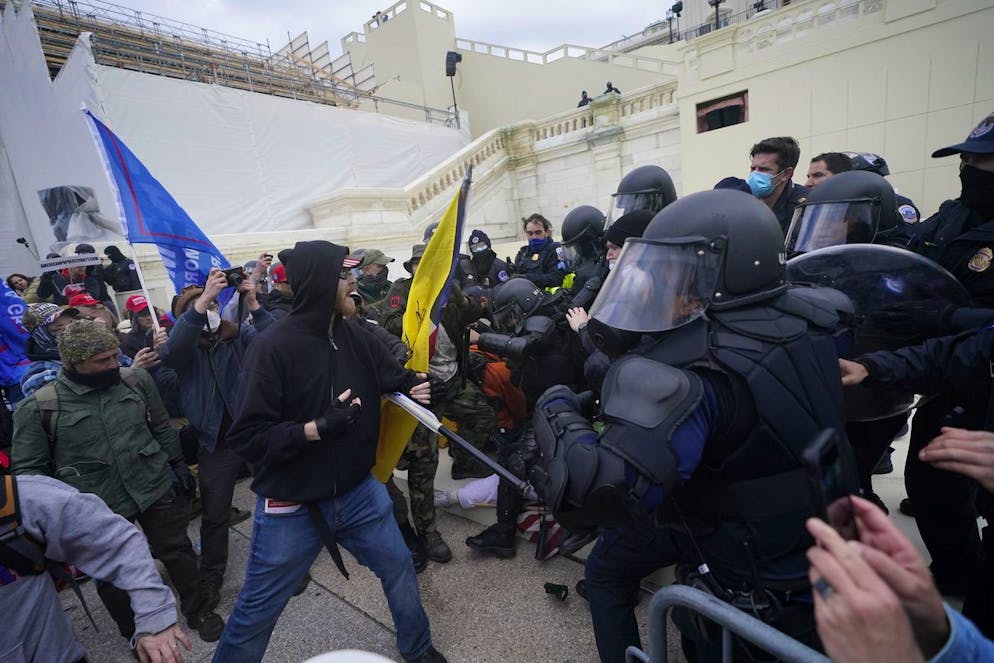 Irruzione dei fan di Trump a Capitol Hill. Un momento prima dell'assalto dei fan di Trump a Capitol Hill a Washington durante la ratifica dei voti delle elezioni statunitensi.