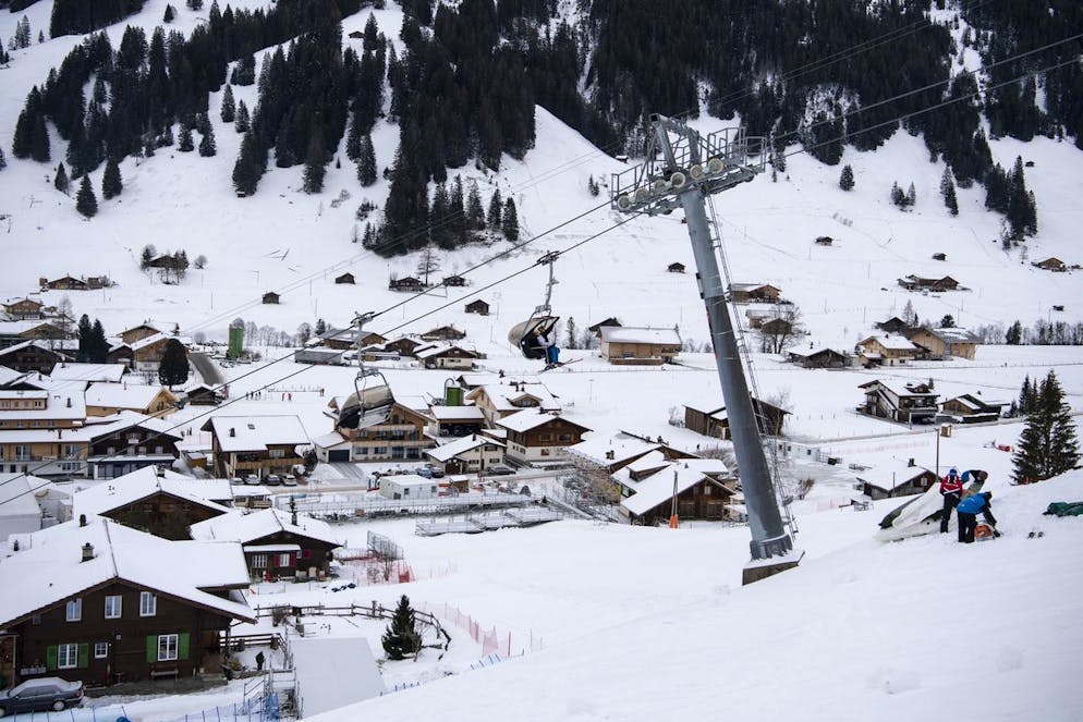 Sicht in den Zielraum ohne Zuschauertribuene am Chuenisbaergli, am Donnerstag, 31. Dezember 2020, in Adelboden. Vom 8. bis am 10. Januar 2021 finden hier die Weltcuprennen statt, wegen der Covid 19 Pandemie ohne Zuschauer. (KEYSTONE/Peter Schneider)