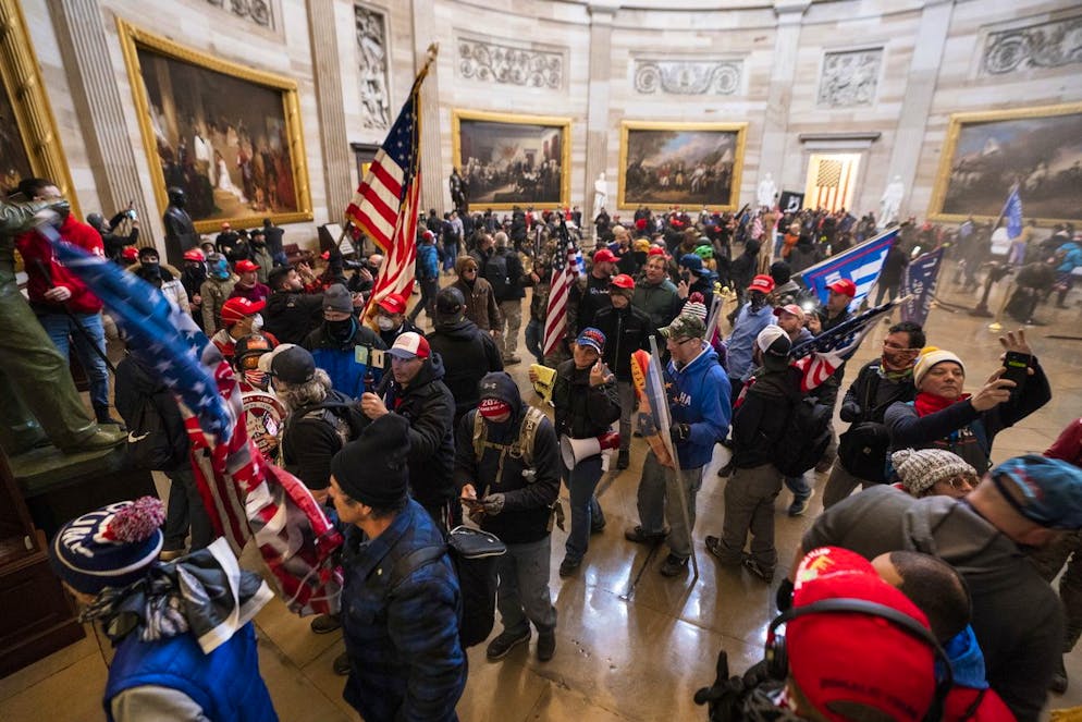 Irruzione dei fan di Trump a Capitol Hill. I fan di Trump Donald J. Trump festeggiano nella Rotonda del Campidoglio dopo aver violato la sicurezza del Campidoglio a Washington.