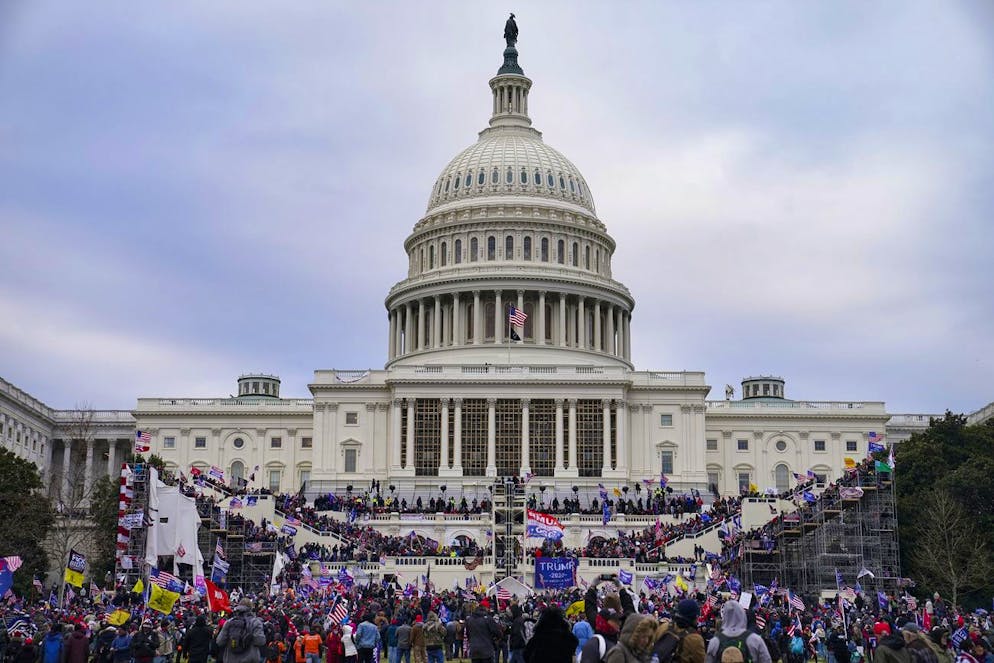Irruzione dei fan di Trump a Capitol Hill. Mentre il Congresso si prepara ad accertare la vittoria del presidente eletto Joe Biden, migliaia di persone si sono riunite per mostrare il loro sostegno al presidente Donald Trump e alle sue affermazioni di frode elettorale, assaltando il Campidoglio.