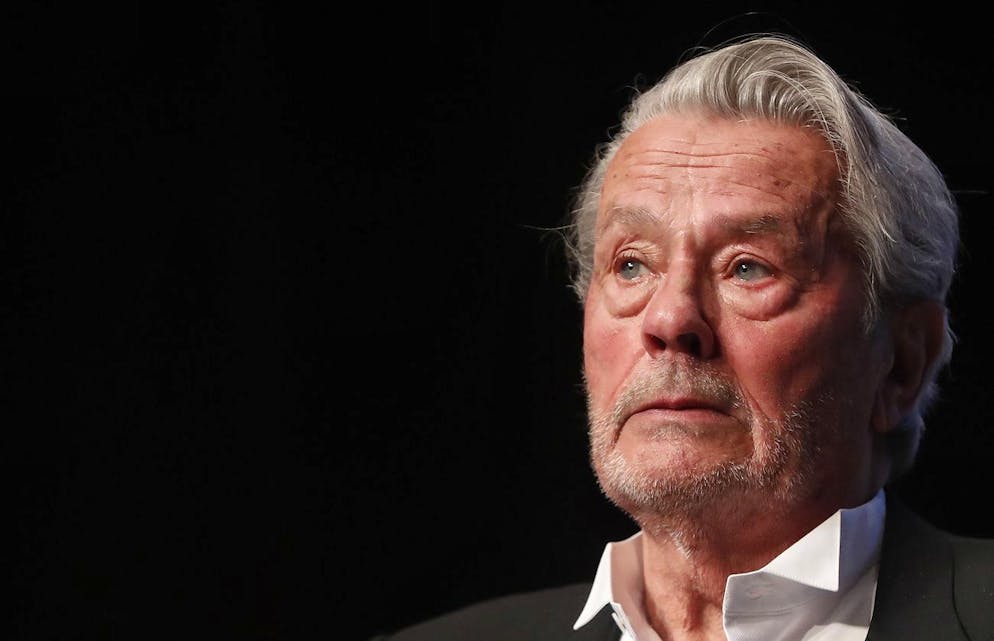 Abandonné. Alain Delon: ses traumatismes d'enfance racontés par son frère.