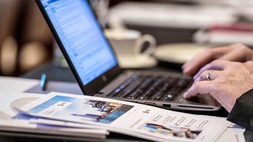 Les mails suspects sont souvent des courriels réels reçus par les escrocs et renvoyés à la population de manière piratée, avec un document zip infectant les ordinateurs (photo symbolique).