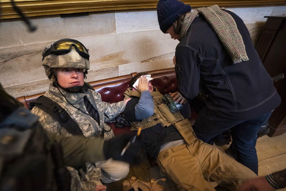 Irruzione dei fan di Trump a Capitol Hill. Almeno una persona è rimasta ferita negli scontri tra polizia e manifestanti.