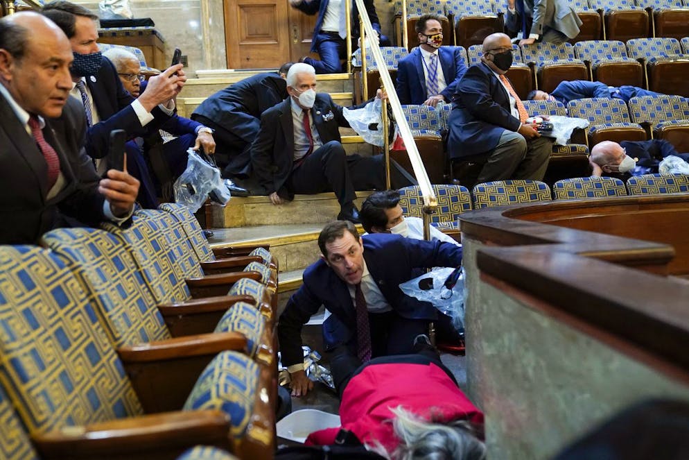 Irruzione dei fan di Trump a Capitol Hill. Le persone si rifugiano nella galleria di Capitol Hill mentre i manifestanti cercano di entrare nella sala della Camera del Campidoglio degli Stati Uniti a Washington.