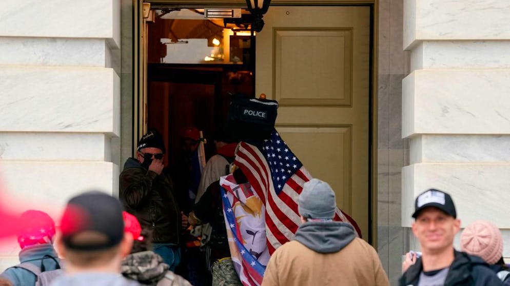 Gewalt in Washington: Trumps Mob stürmt das Kapitol. Und sie belassen es nicht beim Protest: Hier dringt der Mob durch  eine Tür gewaltsam ins Innere des Kapitolgebäudes ein. (6. Januar 2021)