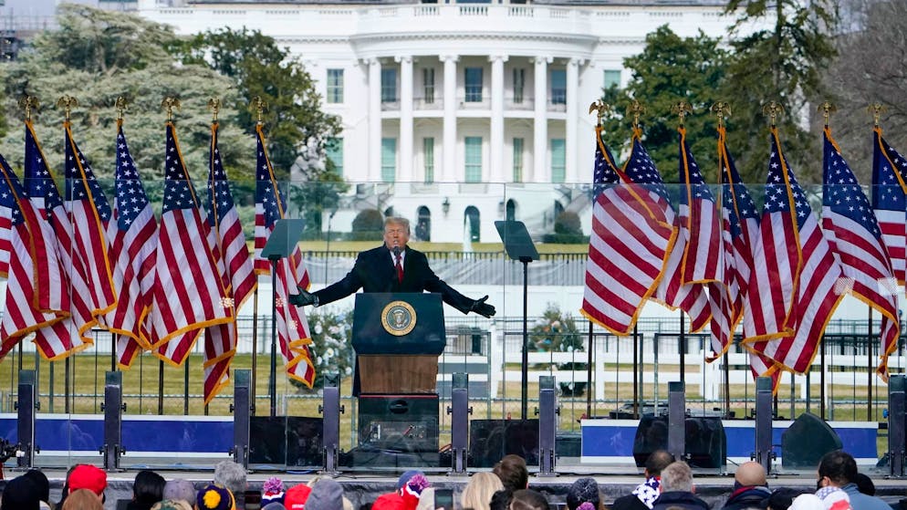 Nach der Rede von Donald Trump kam es zu Rangeleien zwischen Anhängern des abgewählten Präsidenten und Sicherheitsleuten.