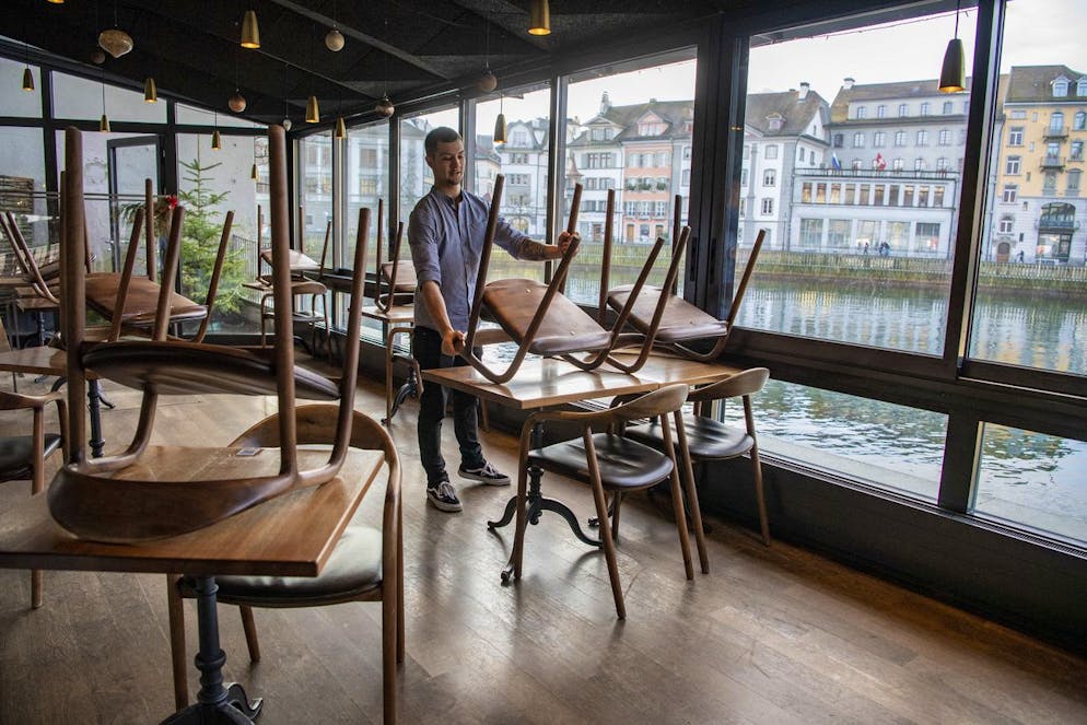 ARCHIVBILD ZUR MELDUNG, DASS DER BUNDESRAT DIE RESTAURANTS BIS ENDE FEBRUAR SCHWEIZWEIT SCHLIESSEN WILL, AM MITTWOCH, 6. JANUAR 2020 - Das Cafe Mill`Feuille am Muehlenplatz in der Stadt Luzern wird vom Personal zusammengeraeumt, nachdem die Corona Massnahmen des Bundes die Schliessung aller Restaurants und Cafes fordert, waehrend der Corona-Pandemie am Dienstag, 22. Dezember 2020 in der Luzerner Altstadt. (KEYSTONE/Urs Flueeler)