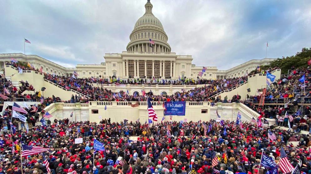 Gewalt in Washington: Trumps Mob stürmt das Kapitol. In Washington spielen sich am 6. Januar 2021 beispiellose Szenen ab. Nach einer Wutrede von Donald Trump, in der der Präsident seine Lüge von einem Wahlbetrug wiederholte, ziehen Hunderte seiner Anhänger vor das Kapitol.