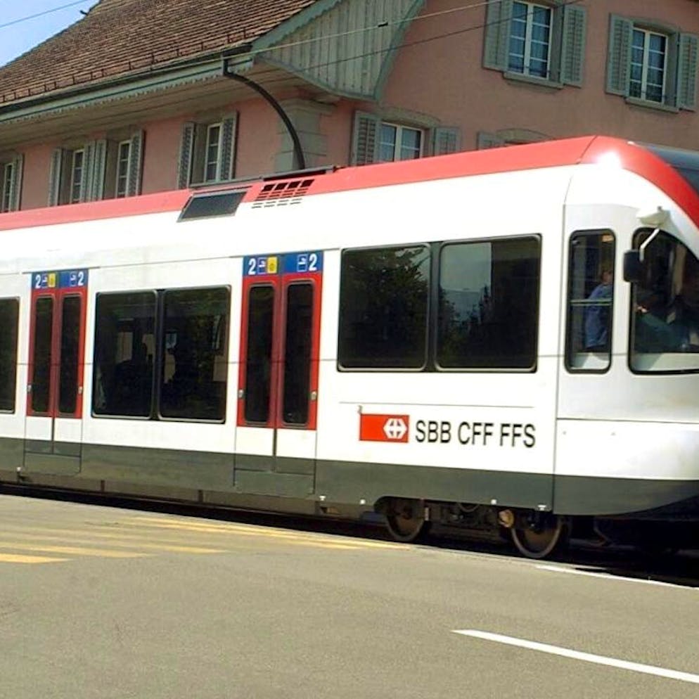 Stromschlag auf Zugdach. Verletzter Zugsurfer sah schon seinen Freund sterben