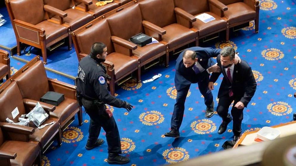 Irruzione dei fan di Trump a Capitol Hill. Un membro del Congresso degli Stati Uniti si mette in salvo dopo che i rivoltosi hanno fatto irruzione nel palazzo del Congresso degli Stati Uniti.